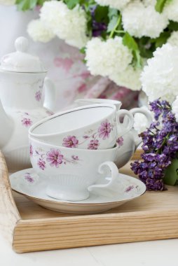 Bir kase içinde grup Eflatun çiçekler