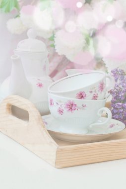 Bir kase içinde grup Eflatun çiçekler