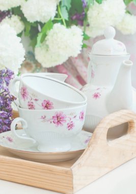 Bir kase içinde grup Eflatun çiçekler