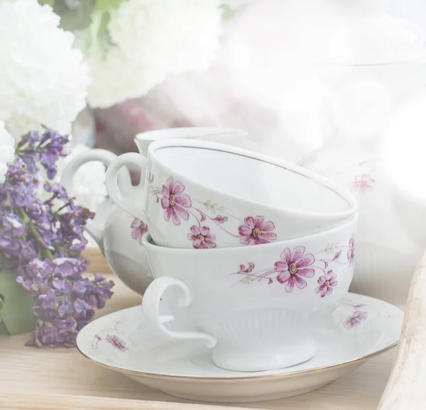 Bouquet de fleurs lilas dans un bol — Photo