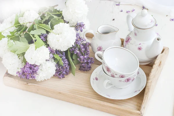 Bir kase içinde grup Eflatun çiçekler