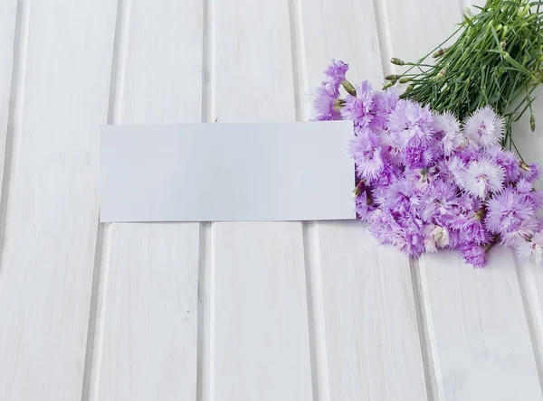 Букет квіти на білому дерев'яному фоні — стокове фото