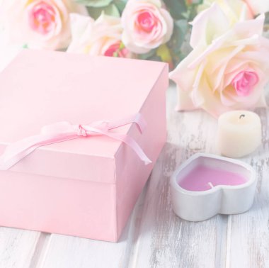 hediye kutusu, mum ve bir buket gül