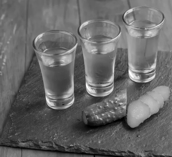 Pequeno copo com vodka russa e pepino de sal — Fotografia de Stock