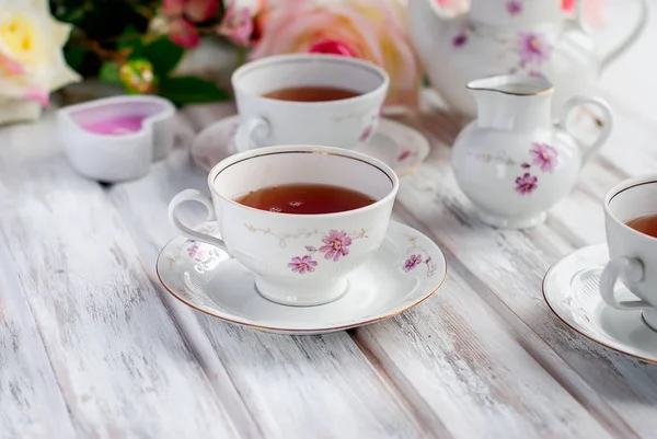 Чайный сервиз с цветочной печатью — стоковое фото