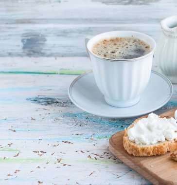 Kahvaltı sandviç ricotta, ceviz ve bal ile hizmet veren