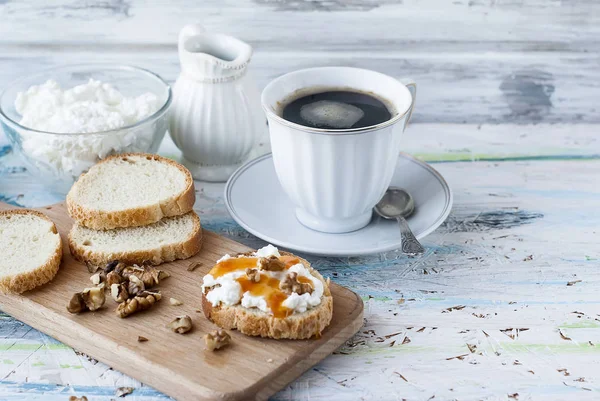 Serving breakfast sandwiches with ricotta, walnuts and honey — Stock Photo, Image