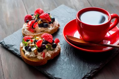 Ceviz sandviç ricotta ile çilek, Kahvaltı servisi bir