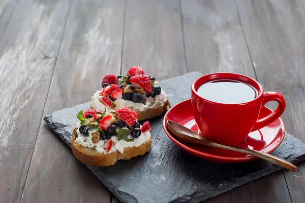 Ceviz sandviç ricotta ile çilek, Kahvaltı servisi bir — Stok fotoğraf