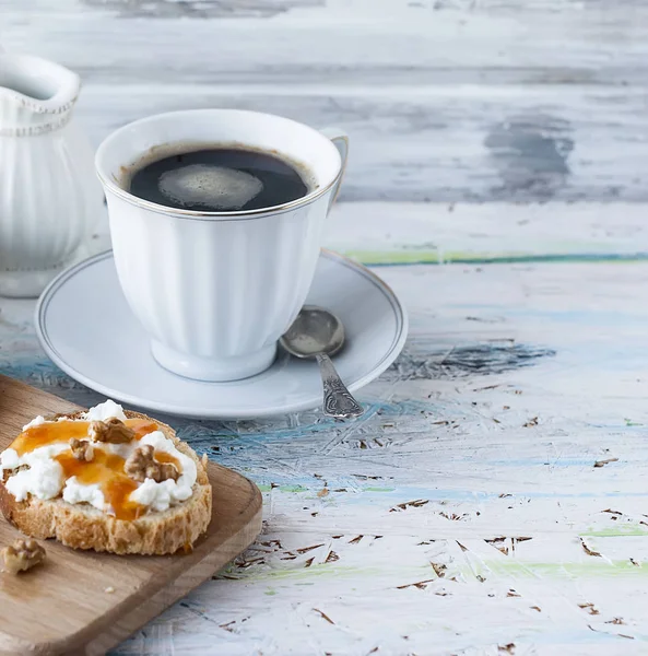 Frühstückssandwiches mit Ricotta, Walnüssen und Honig — Stockfoto