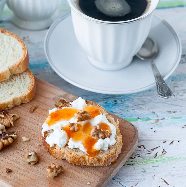 Завтрак с рикоттой, грецкими орехами и медом — стоковое фото