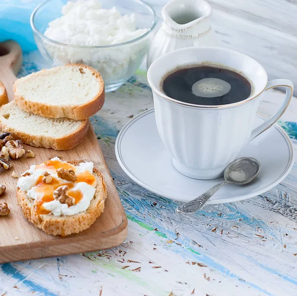 Serving breakfast sandwiches with ricotta, walnuts and honey — Stock Photo, Image