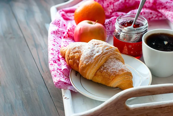 Snídaně s kávou a croissant — Stock fotografie