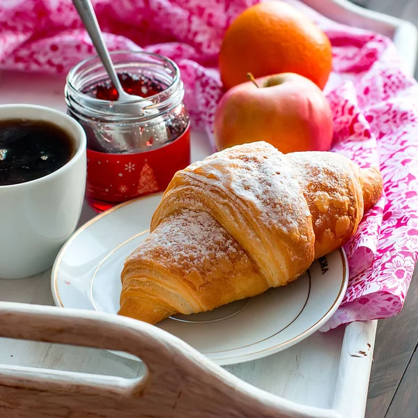 Colazione con caffè e croissant — Foto Stock