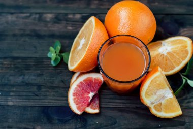 bardak portakal suyu ve portakal kara tahta üzerinde bir grup