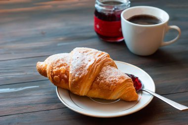 Kahve ve kruvasanla kahvaltı.