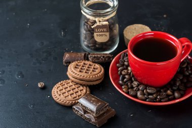 Bisküvi ve çikolata siyah bir arka plan ile kahve