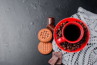 Bisküvi ve çikolata siyah bir arka plan ile kahve
