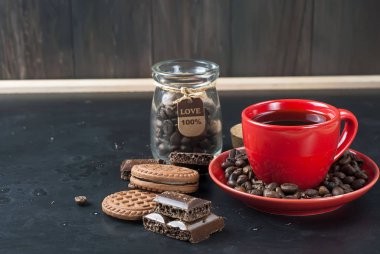 Bisküvi ve çikolata siyah bir arka plan ile kahve