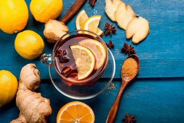 limon ve koyu mavi zemin üzerine ballı zencefil çayı fincan,