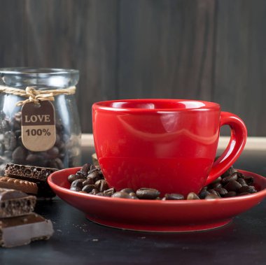 Bisküvi ve çikolata siyah bir arka plan ile kahve