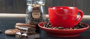 Bisküvi ve çikolata siyah bir arka plan ile kahve