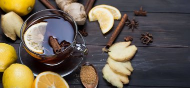 Zencefil çay limon ve bal koyu kahverengi ahşap bac üzerinde