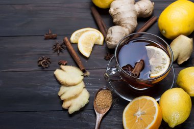 Zencefil çay limon ve bal koyu kahverengi ahşap bac üzerinde