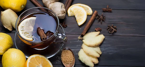 Zencefil çay limon ve bal koyu kahverengi ahşap bac üzerinde