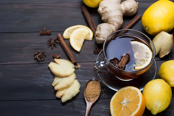 Zencefil çay limon ve bal koyu kahverengi ahşap bac üzerinde