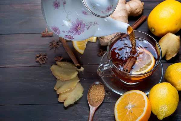 Taza de té de jengibre con limón y miel en bac de madera marrón oscuro — Foto de Stock