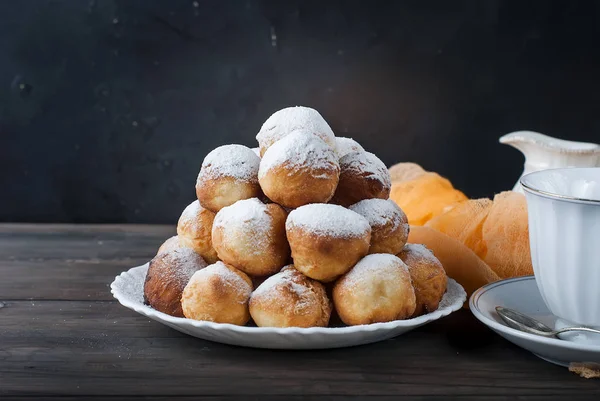 Donuts dispostos pirâmide polvilhada com açúcar em pó em ba escuro — Fotografia de Stock