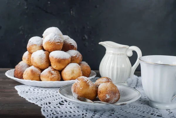 Donuts laid out pyramid sprinkled with powdered sugar on dark ba — Stock Photo, Image