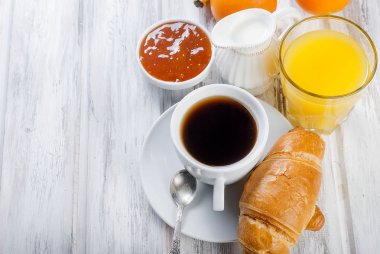 Geleneksel kahvaltı kruvasan ve kahve, reçel, portakal suyu