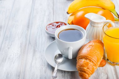 Geleneksel kahvaltı kruvasan ve kahve, reçel, portakal suyu