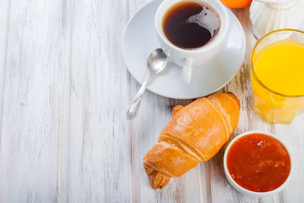 Croissant café da manhã tradicional, e café, geléia, suco de laranja — Fotografia de Stock