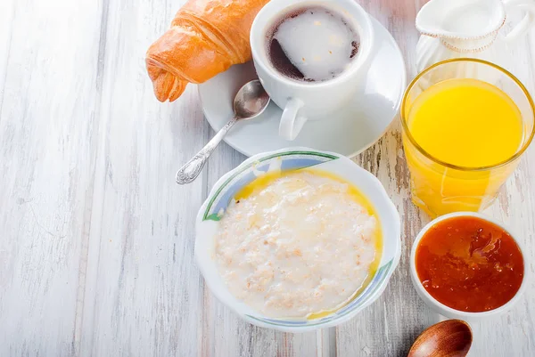 Café da manhã saudável com aveia com manteiga, croissant e café — Fotografia de Stock