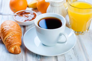 Geleneksel kahvaltı kruvasan ve kahve, reçel, portakal suyu