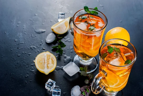 Kallt te med citron, mynta och is — Stockfoto