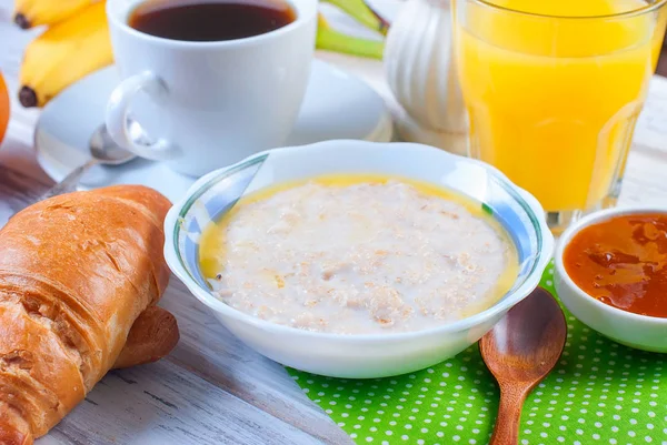 Hälsosam frukost med Havregrynsgröt med smör, croissant och kaffe — Stockfoto