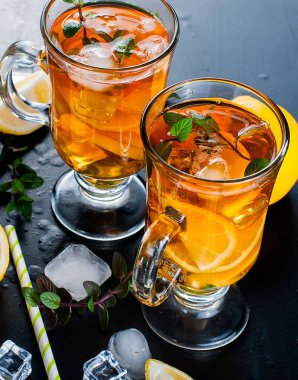 Limon, nane ve buz ile soğuk çay