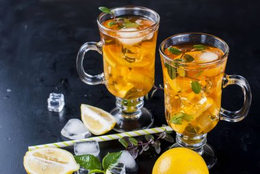 Limon, nane ve buz ile soğuk çay