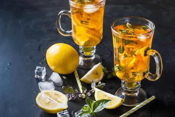 Kallt te med citron, mynta och is — Stockfoto
