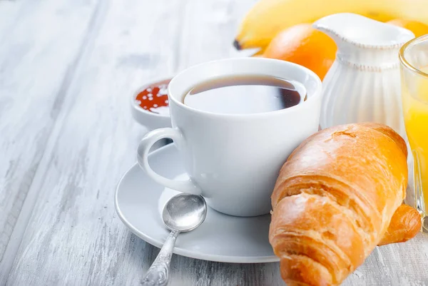 Croissant café da manhã tradicional, e café, geléia, suco de laranja — Fotografia de Stock