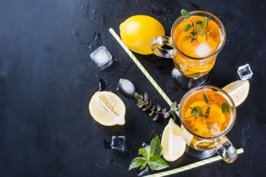 Limon, nane ve buz ile soğuk çay