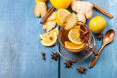 limon ve koyu mavi zemin üzerine ballı zencefil çayı fincan,