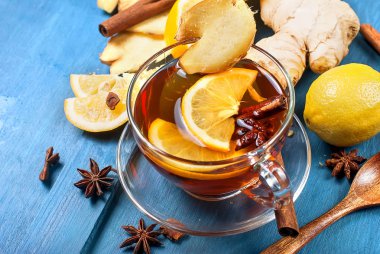 limon ve koyu mavi zemin üzerine ballı zencefil çayı fincan,