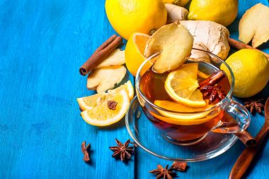 limon ve koyu mavi zemin üzerine ballı zencefil çayı fincan,