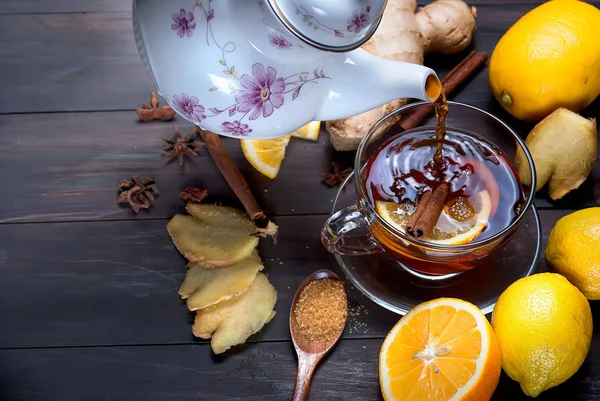 Чашка имбирного чая с лимоном и медом на темно-коричневом деревянном пакете — стоковое фото