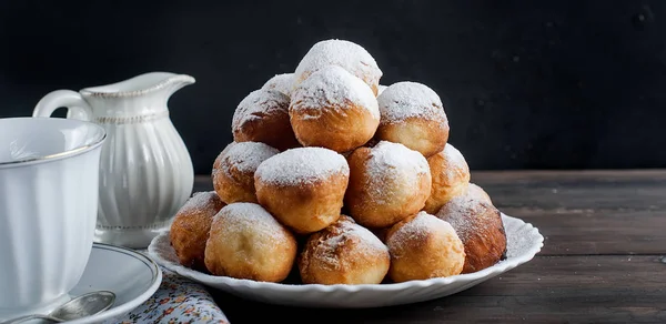 Rosquillas colocadas pirámide espolvoreada con azúcar en polvo en ba oscuro —  Fotos de Stock